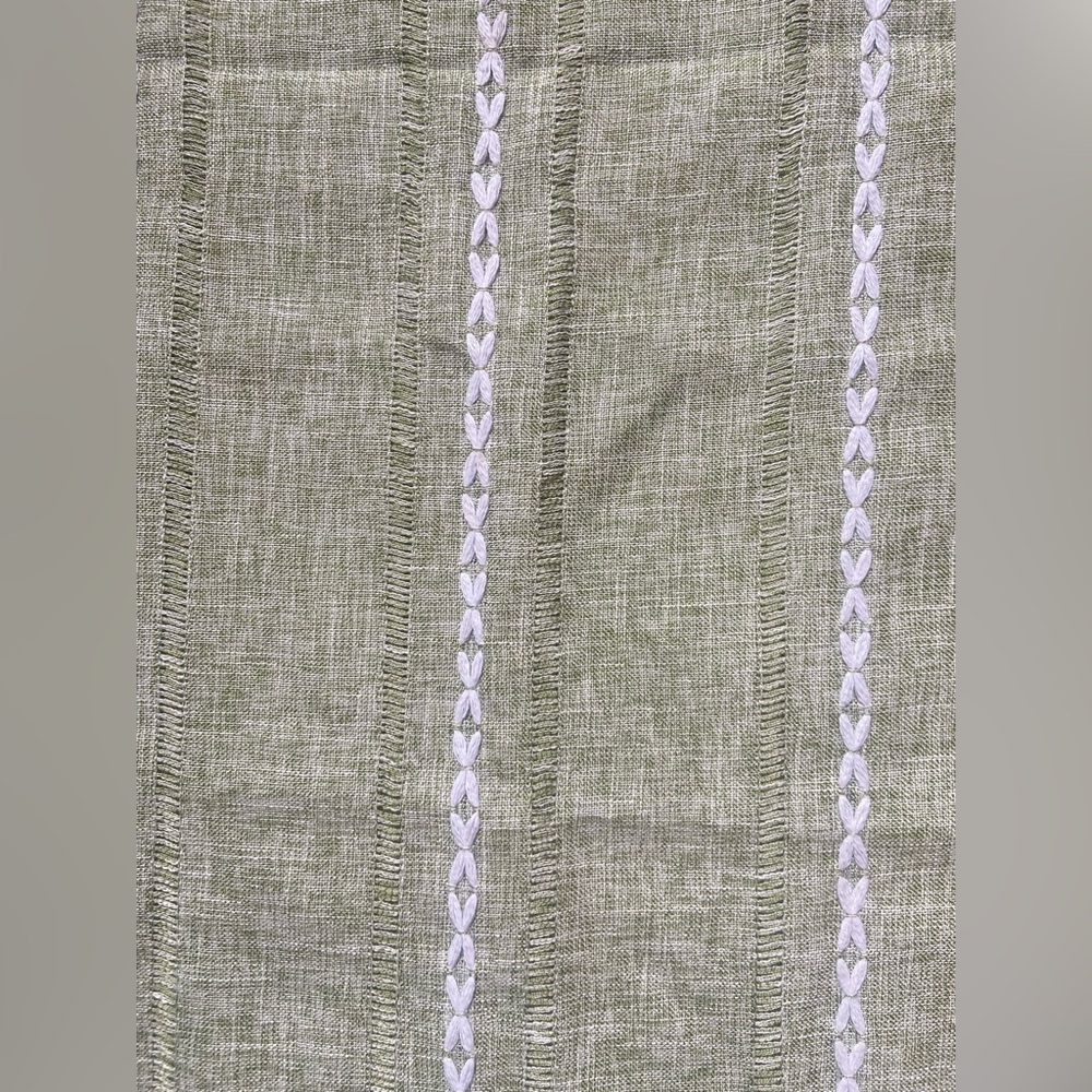 Elegant Green Table Runner - Picture 3 of 7